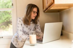 woman with laptop. Mom rejoining the workforce