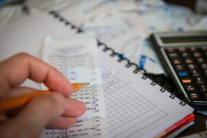 Calculate and plan your budget - money saving tips for moms