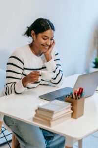 girl working and smiling, freelancers in South Africa