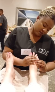 Express foot massage with Alizwa