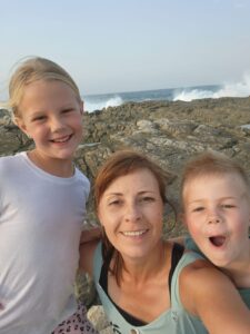 Marlize Marais, mom coach and SA mom blogger, at the beach with her kids.