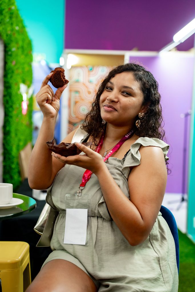 Nakita Plaadtjies with a muffin1