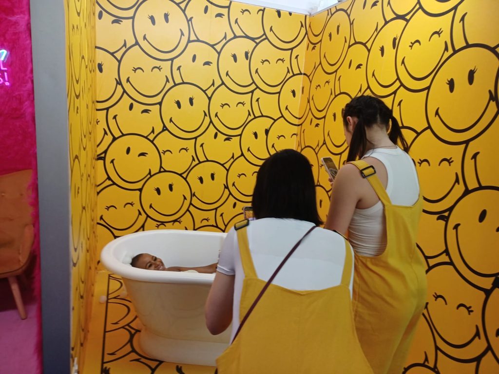 The yellow lizard team, in their yellow dungarees.